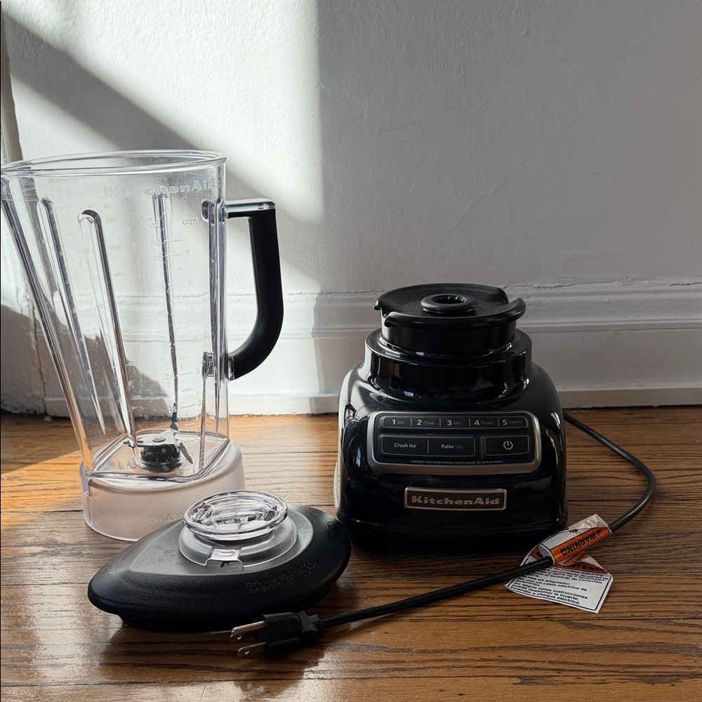 KitchenAid Black 60-oz Contour Silver 630-Watt Pulse Control Blender - Picture 3 of 11